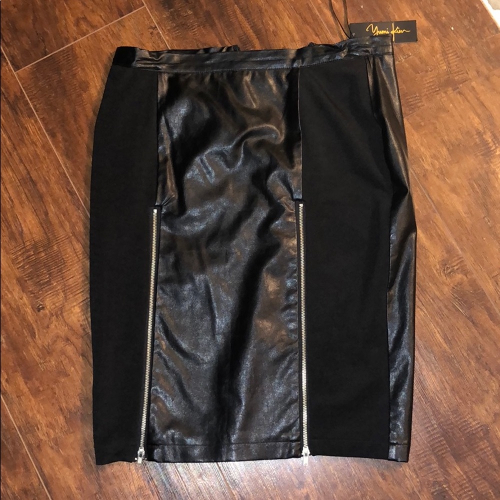 Vegan leather black skirt with zippers XS